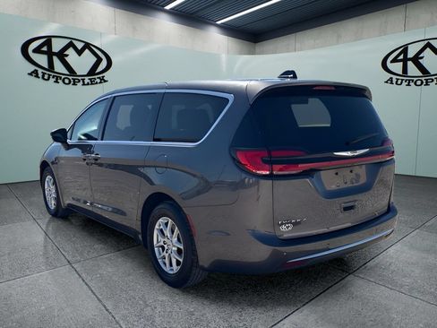Used 2023 Chrysler Pacifica Touring-L FWD image 5