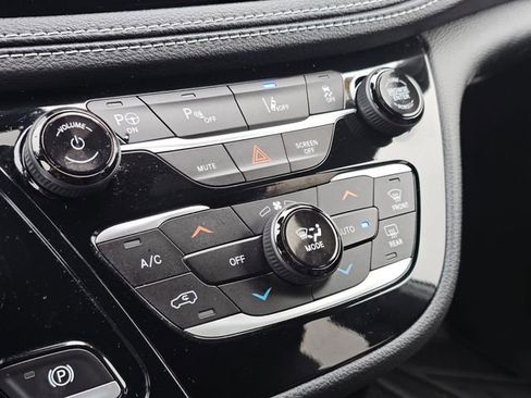 Used 2020 Chrysler Pacifica Limited w/ Advanced Safetytec Group image 35