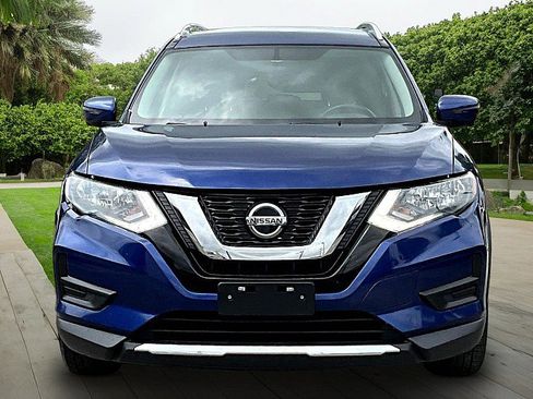 Used 2018 Nissan Rogue SV w/ Premium Package image 3