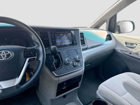 Used 2015 Toyota Sienna LE FWD image 18