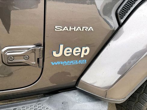 Used 2022 Jeep Wrangler Unlimited Sahara w/ Cold Weather Group AWD/4WD image 11