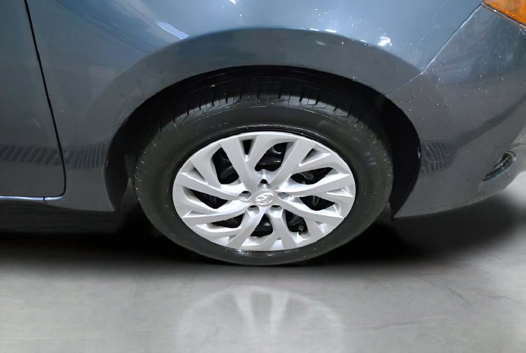 Used 2017 Toyota Corolla LE FWD image 31