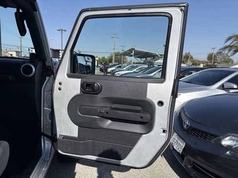 Used 2010 Jeep Wrangler Unlimited Sahara AWD/4WD image 19