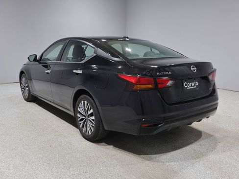 Used 2024 Nissan Altima 2.5 SV AWD/4WD image 5