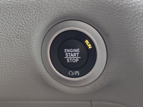 Used 2024 Chrysler Pacifica Touring-L w/ Uconnect Theater Family Group image 31