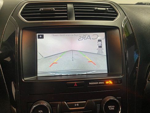 Used 2018 Ford Explorer XLT w/ Equipment Group 201A image 21
