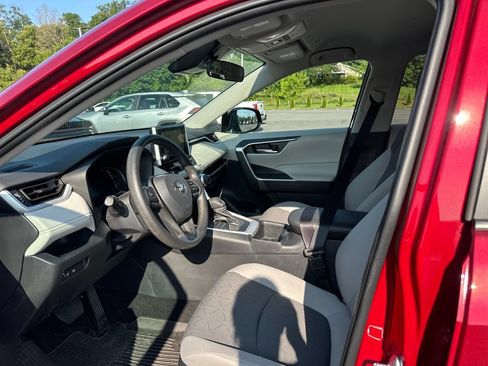 Used 2025 Toyota RAV4 XLE AWD/4WD image 10