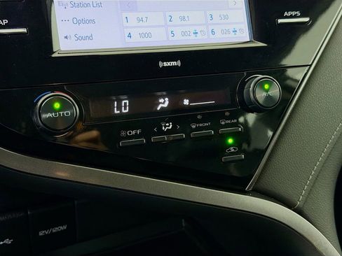 Used 2020 Toyota Camry SE image 19