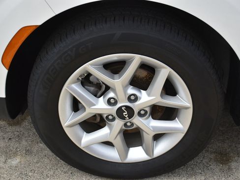 Used 2025 Kia Soul LX w/ LX Technology Package FWD image 10
