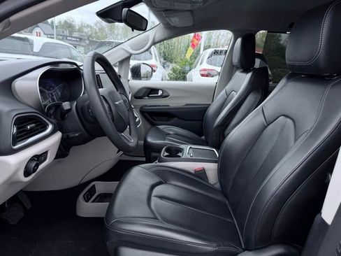 Used 2023 Chrysler Pacifica Touring-L FWD image 18