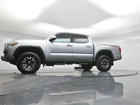 Used 2019 Toyota Tacoma TRD Off-Road w/ Technology Package AWD/4WD image 8