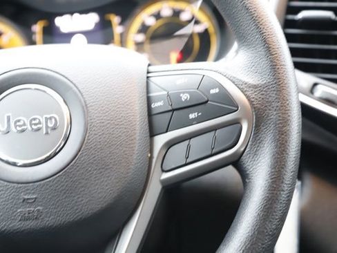 Used 2019 Jeep Cherokee Sport image 17