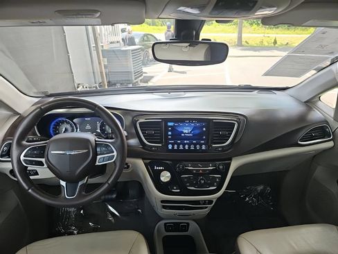 Used 2017 Chrysler Pacifica Touring-L Plus w/ Tire & Wheel Group FWD image 13