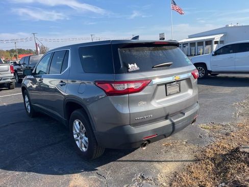 Used 2021 Chevrolet Traverse LS image 3