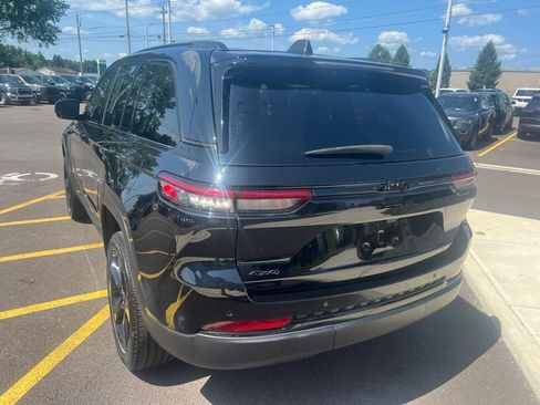Used 2023 Jeep Grand Cherokee Altitude AWD/4WD image 2