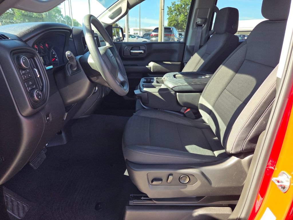 Used 2025 Chevrolet Silverado 1500 Custom Trail Boss w/ Dark Appearance Package AWD/4WD image 5