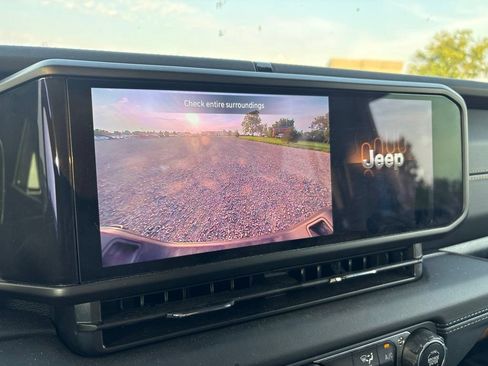 Used 2025 Jeep Gladiator Sport AWD/4WD image 22