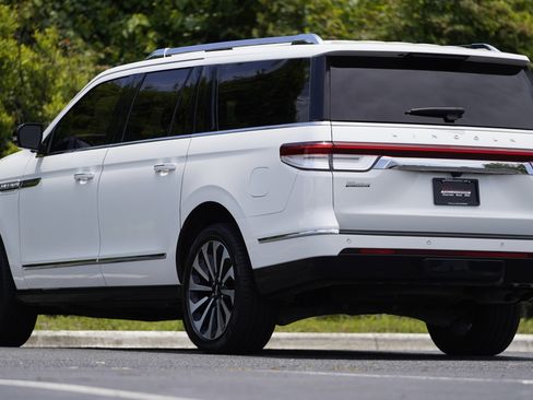 Used 2023 Lincoln Navigator L Reserve RWD image 3