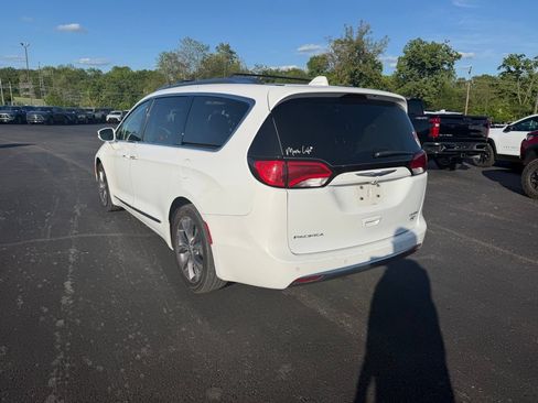 Used 2018 Chrysler Pacifica Limited w/ Tire & Wheel Group FWD image 4