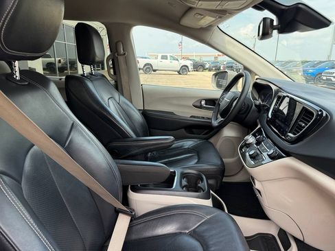 Used 2022 Chrysler Pacifica Touring-L FWD image 42