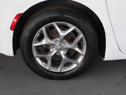 Used 2018 Chrysler Pacifica Limited w/ Advanced Safetytec Group FWD image 5