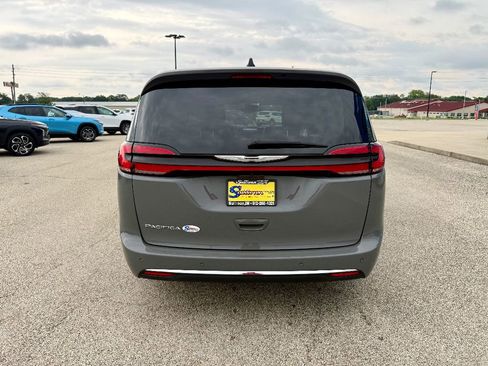 Used 2023 Chrysler Pacifica Touring-L image 3