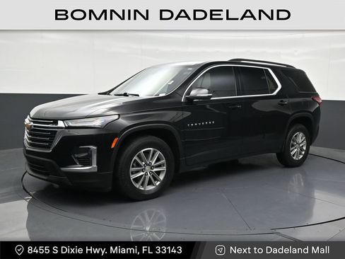Used 2023 Chevrolet Traverse LT image 1