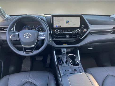 Certified 2025 Toyota Highlander Limited image 12