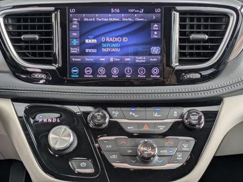 Used 2018 Chrysler Pacifica Limited w/ Advanced Safetytec Group FWD image 16