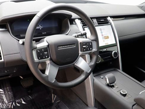 Certified 2025 Land Rover Discovery S image 7