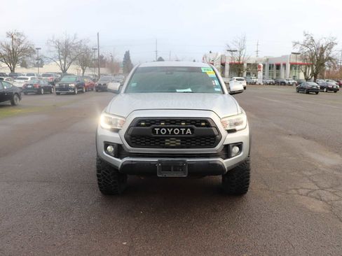 Used 2018 Toyota Tacoma TRD Off-Road image 2