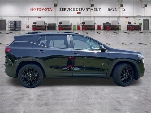 Used 2024 GMC Terrain SLE w/ Elevation Edition FWD image 7
