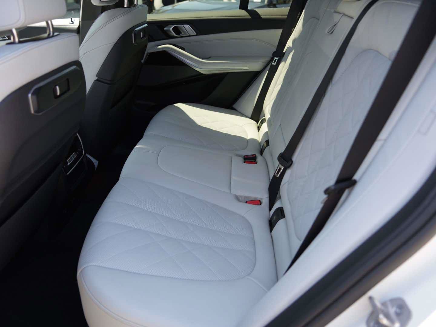 Used 2025 BMW X5 sDrive40i w/ M Sport Package RWD image 12