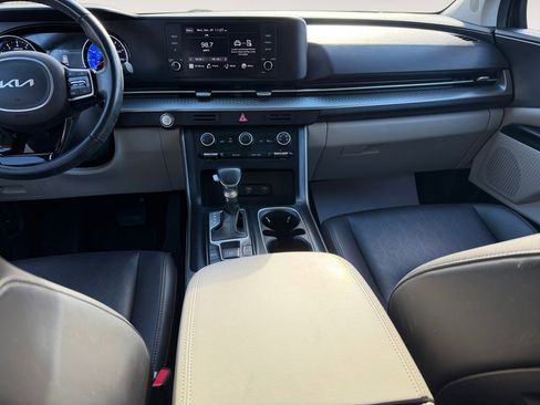 Used 2023 Kia Carnival LX image 20
