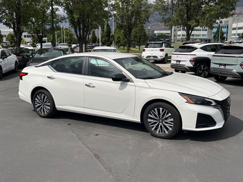 Used 2025 Nissan Altima 2.5 SV AWD/4WD image 5