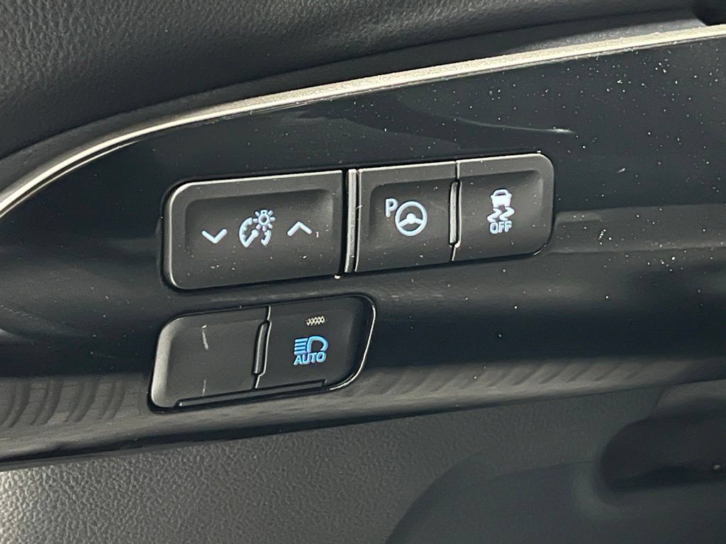 Certified 2022 Toyota Prius LE FWD image 32