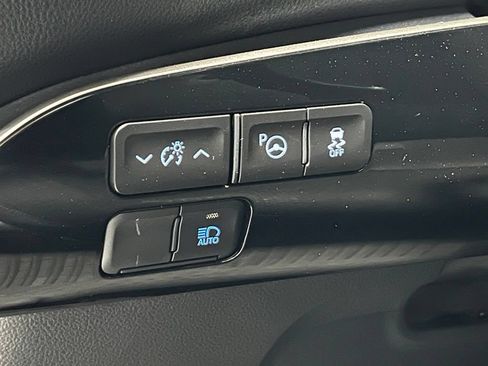 Certified 2022 Toyota Prius LE FWD image 32