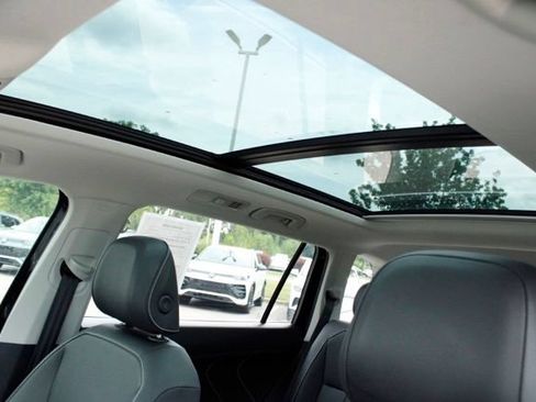 Used 2023 Volkswagen Tiguan SE w/ Panoramic Sunroof Package AWD/4WD image 15