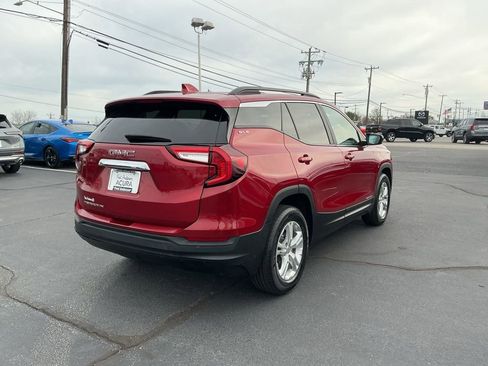 Used 2024 GMC Terrain SLE w/ Driver Convenience Package image 5