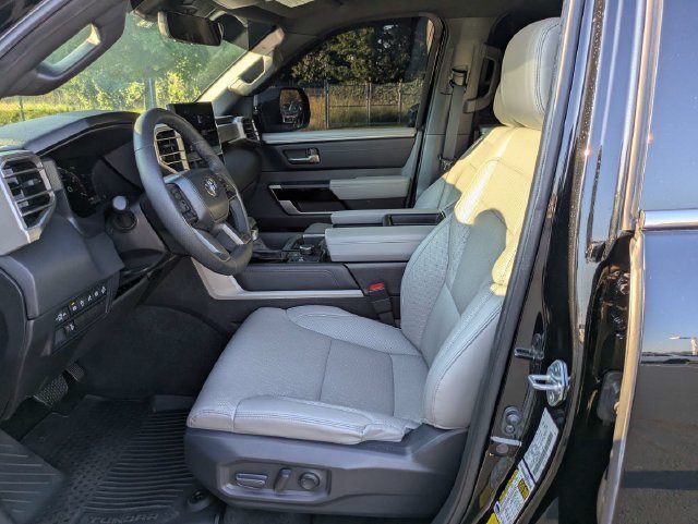 Used 2025 Toyota Tundra Limited AWD/4WD image 20
