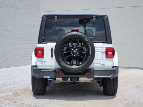 Used 2023 Jeep Wrangler Unlimited Sahara w/ Cold Weather Group AWD/4WD image 7