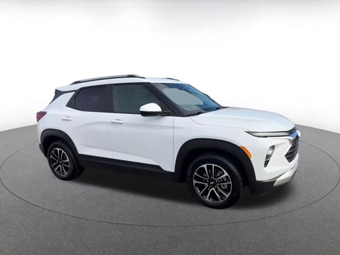 Used 2025 Chevrolet TrailBlazer LT image 2