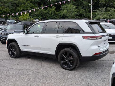 Used 2023 Jeep Grand Cherokee Altitude AWD/4WD image 10