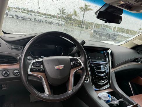 Used 2019 Cadillac Escalade Premium Luxury image 8