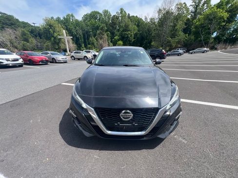 Used 2020 Nissan Altima 2.0 Platinum FWD image 2