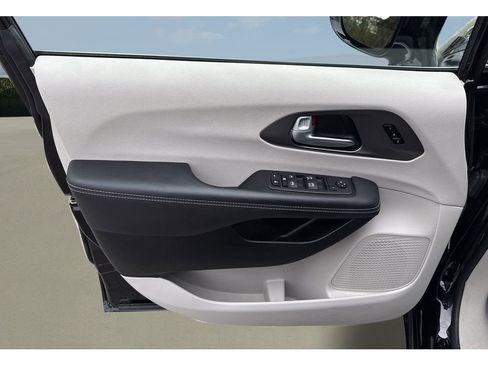 Used 2024 Chrysler Pacifica Touring-L image 14