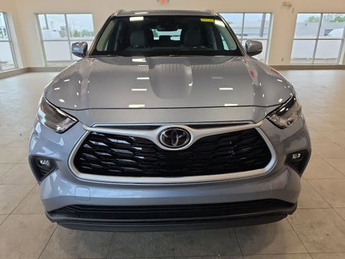 Used 2023 Toyota Highlander XLE AWD/4WD image 3