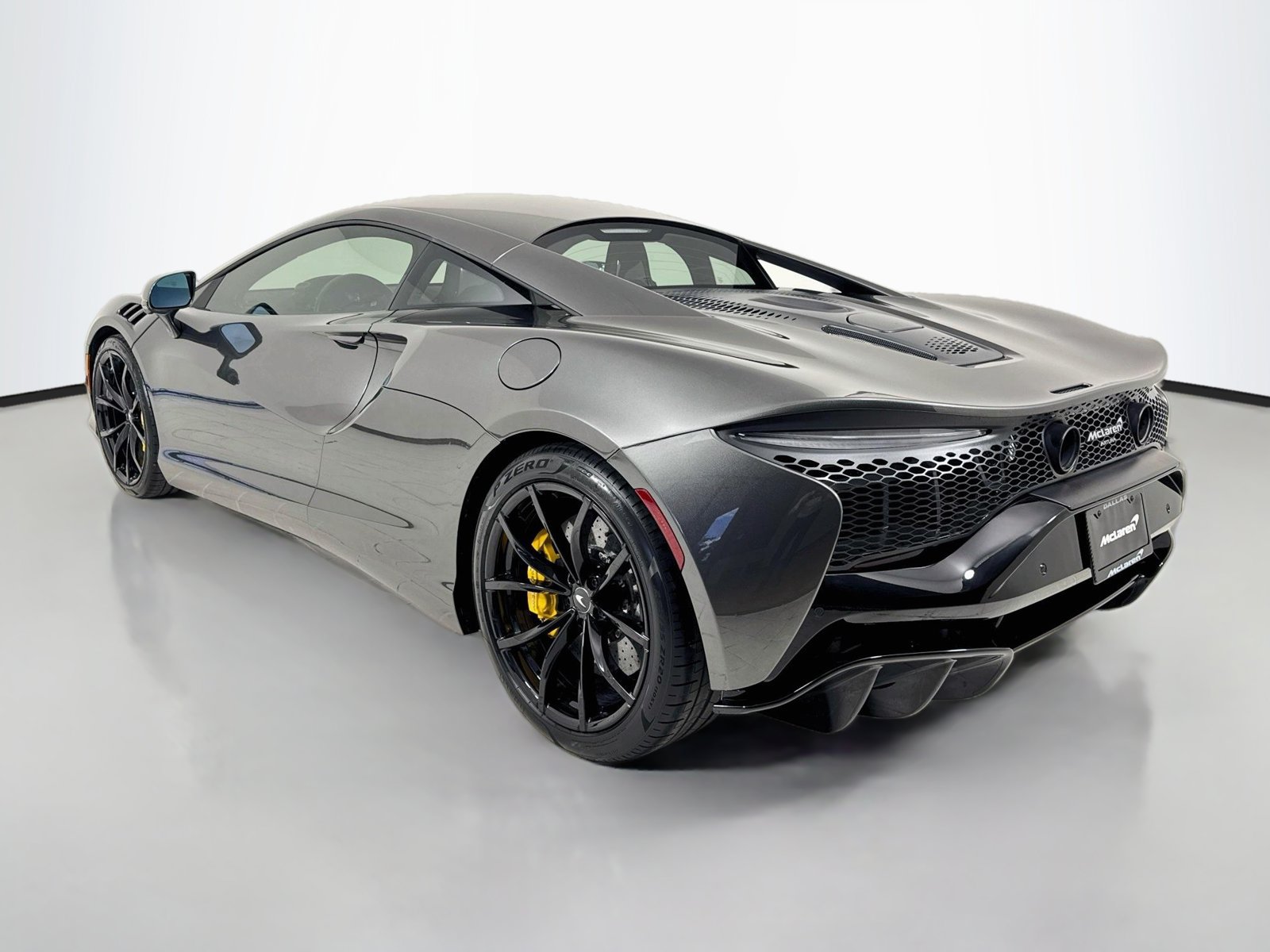 Used 2023 McLaren Artura RWD image 6