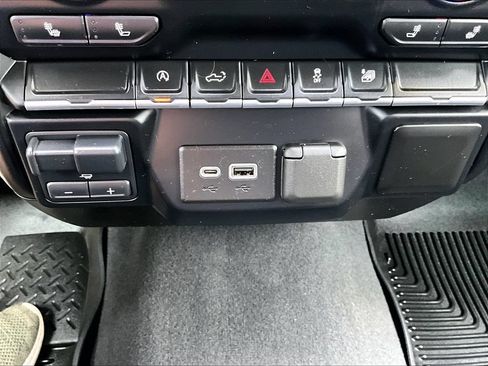 Used 2021 Chevrolet Silverado 1500 LT AWD/4WD image 19