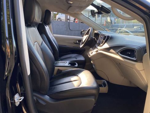 Used 2024 Chrysler Pacifica Limited FWD image 17